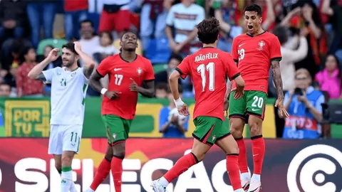 柯瑞第三节强势反超独行侠，独特“睡觉”庆祝动作成焦点