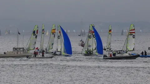 希罗灵活绕过康西尔，精准三分锁定胜利。