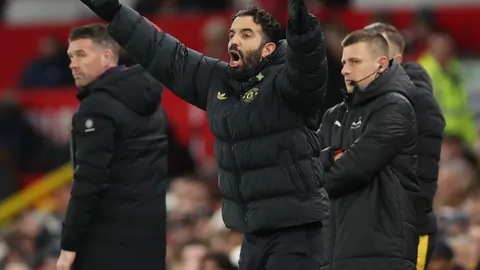 东契奇投篮未中 詹姆斯空中完成暴扣